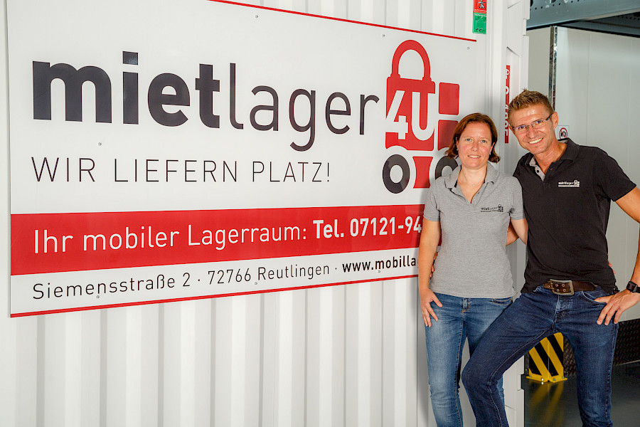 Doreen und Jörg Bührer an einem Lagercontainer im mietlager4U